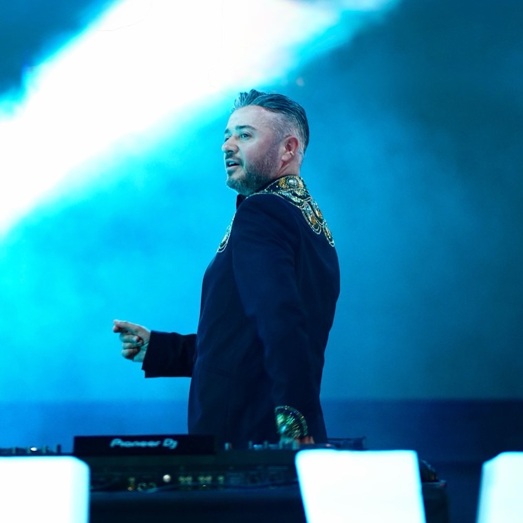 Nazım Kurtuldu sahnede DJ performansı